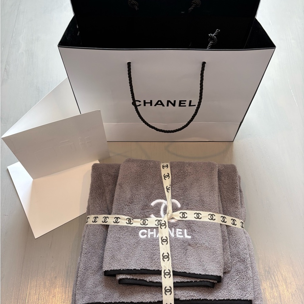 Chanel Elegant Gray Towel Set